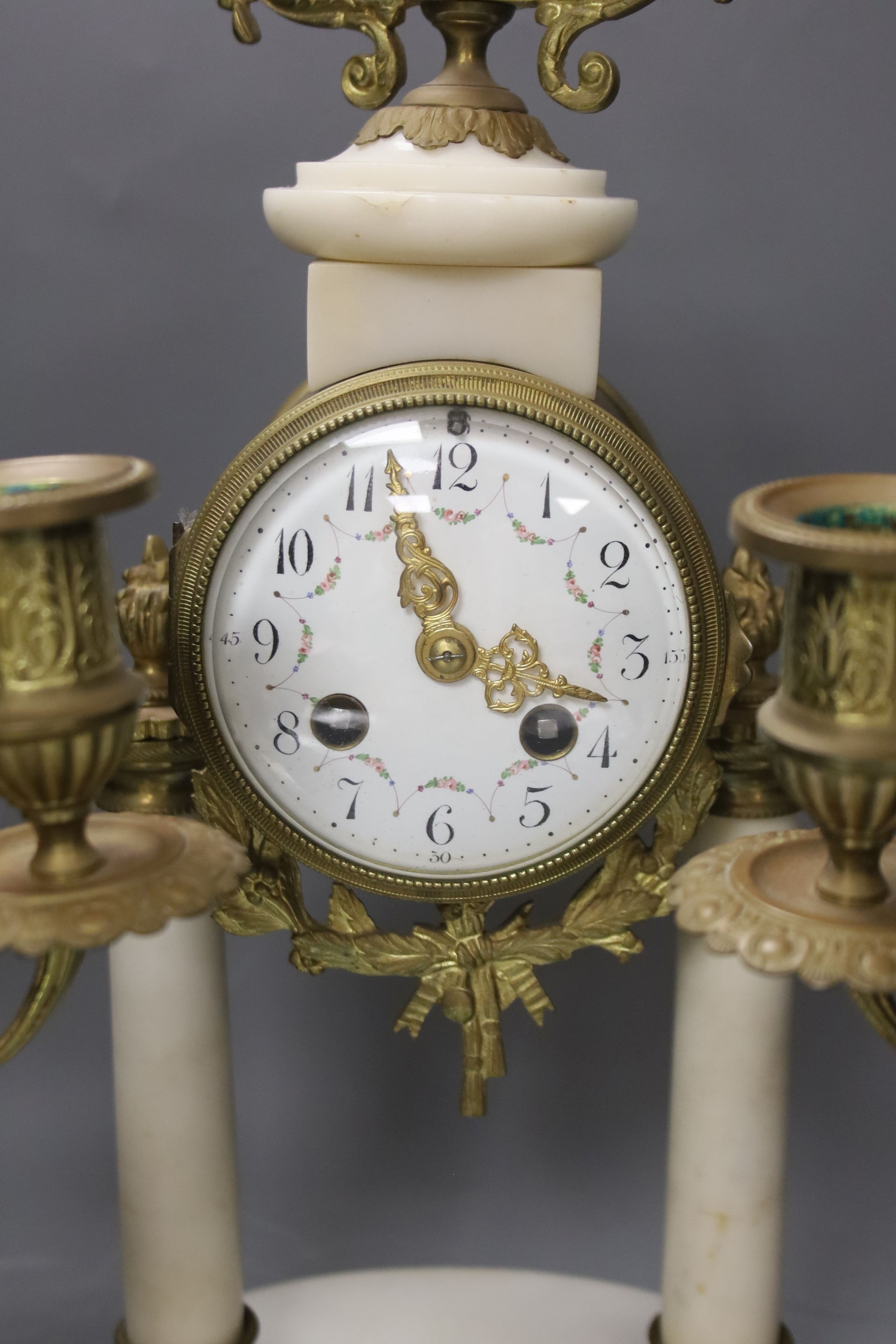 A French ormolu and alabaster clock garniture. Pendulum, no key. 40cm